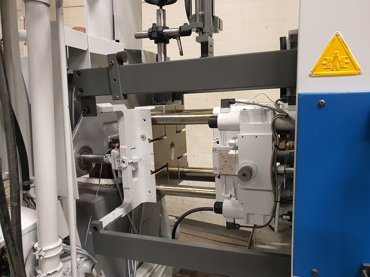 overhaul-retrofit-Frech-DAW-20-S-hot-chamber-die-casting-machine-p3 Reconditionnement de la machine de coulée sous pression à chambre chaude Frech DAW 20