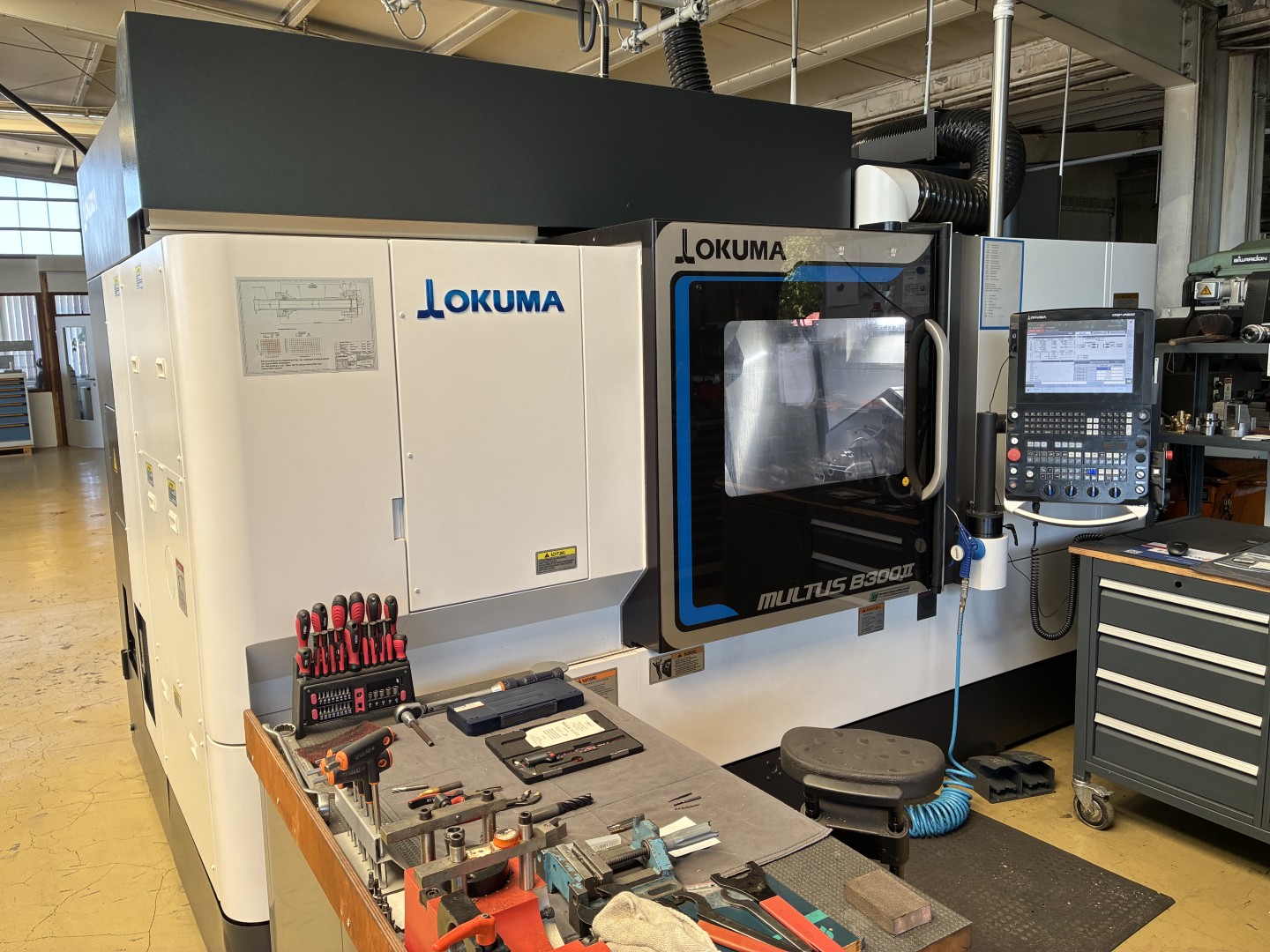 Centre de tournage et de fraisage à commande numérique OKUMA MULTUS B300II-W BA2400, d'occasion